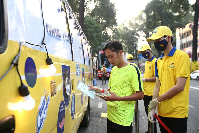 HCMC buses gives out 100,000 free medical masks to citizens