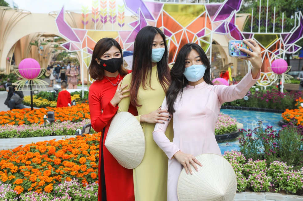 saigonese comply to pandemic prevention while visiting tet flower street