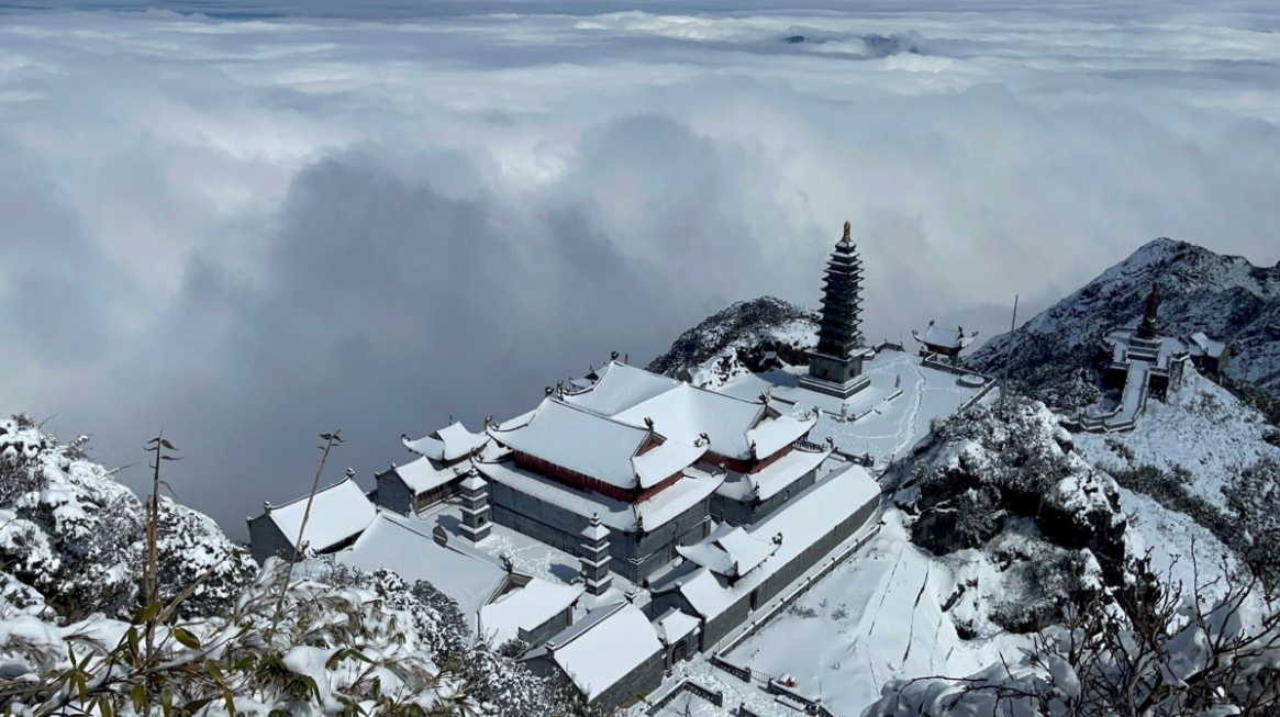 Sapa welcomes a white Tet  as snow covers high north