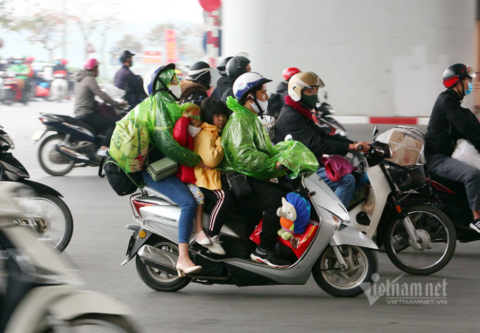 In Photos: Motorbikes that take family back to Hanoi after Tet