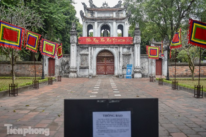Religious sites closed because of COVID-19, people of Hanoi worship from afar