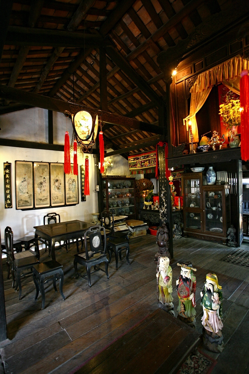 Inside an 240 year-old house of Hoi An