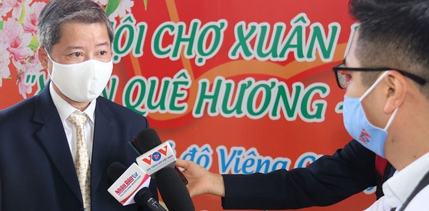Banh Chung Cooking Event Held to Strengthen Vietnam-Laos Relations