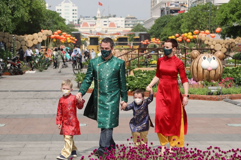 australian consul general familys first tet in ho chi minh city