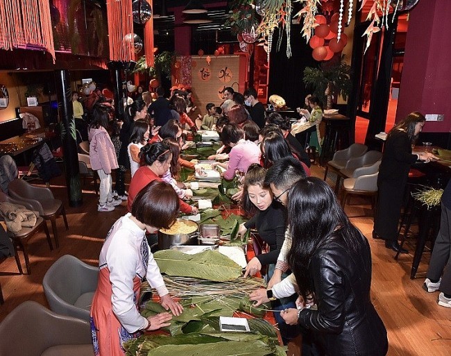 Vietnamese in China Cook Banh Chung to Welcome Year of Tiger