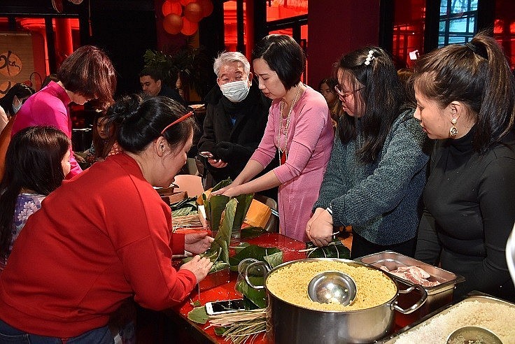 Vietnamese in China Cook Banh Chung to Welcome Year of Tiger