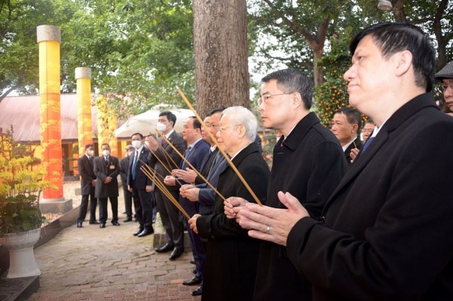 Party Leader Burns Incense at Thang Long Imperial Citadel