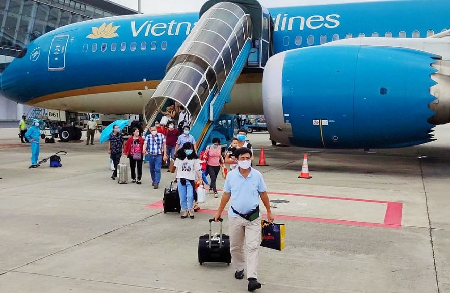 Vietnamese in Laos Express Delight As Hanoi-Vientiane Flight Route Reopened