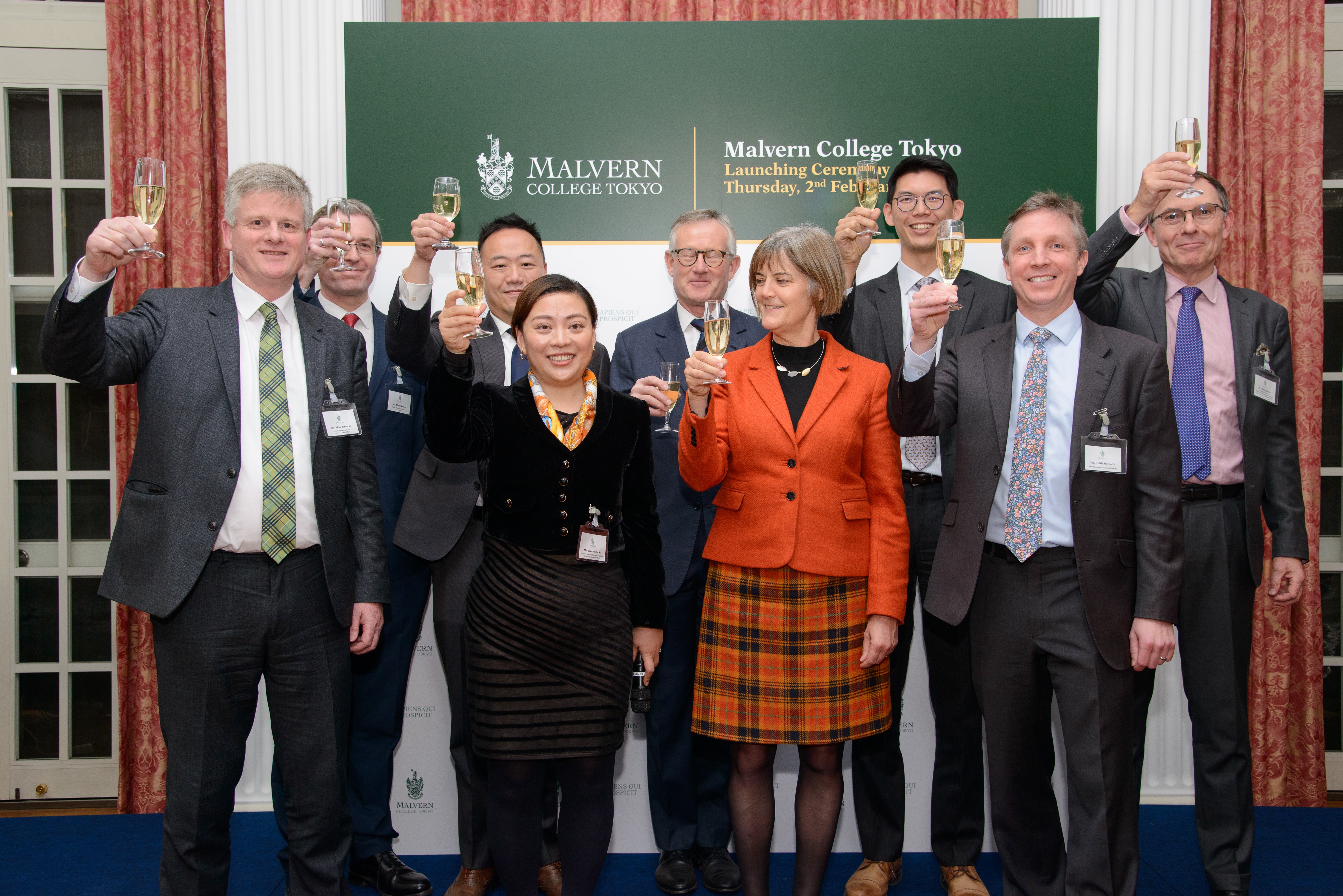 Officiating guests raising a toast and extending their blessings to Malvern College Tokyo Front row from the left - Mr Mike Spencer, Founding Headmaster of Malvern College Tokyo, Ms Jacqueline So, Co-founder and Chief Executive of Malvern College International, Asia Pacific, Ms Julia Longbottom, the British Ambassador to Japan, Mr Keith Metcalfe, Headmaster of Malvern College Back row from the left - Mr Allan Walker, Director of International Schools, Malvern College, Mr Samuel Wu, Co-founding Executive Director of Malvern College Hong Kong, board member of Malvern College Chengdu, Mr Robin Black, Board of Directors, Malvern College Council, Mr Michael Chan, Director of Malvern College Hong Kong, Dr Robin Lister, Founding Headmaster of Malvern College Hong Kong and Regional Executive Advisor of Malvern College International, Asia Pacific