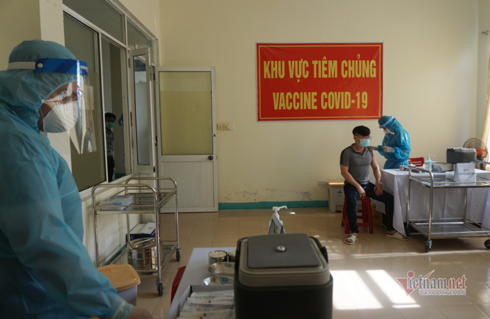 in photo first medical workers in da nang vaccinated with covid 19