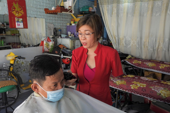 Vigorous one-armed Vietnamese hairdresser got international press