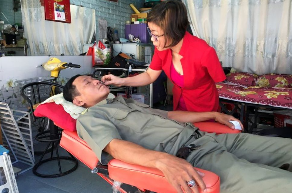 Vigorous one-armed Vietnamese hairdresser got international press's applauds