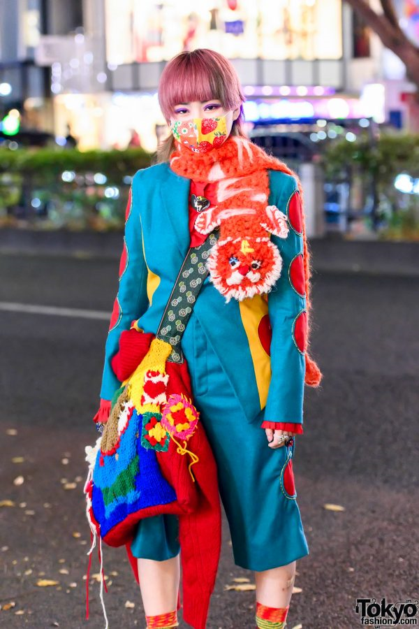 Vietexplorer.com - Japanese youths stand out with unique face masks