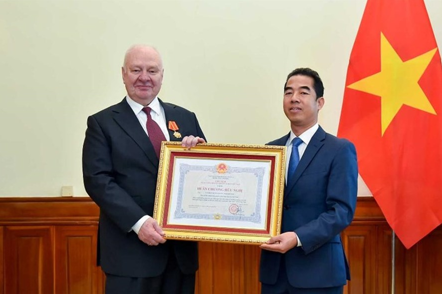 vietnam presents friendship order to russian ambassador