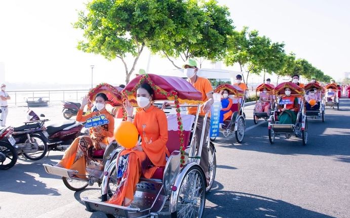 women in da nang parade in ao dai welcoming month of women