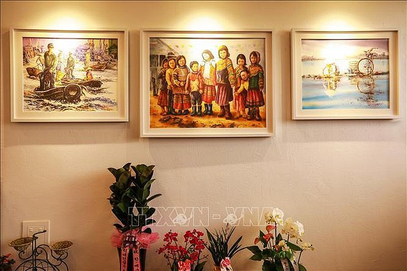 Korean Teacher Holds Painting Exhibition about Vietnam