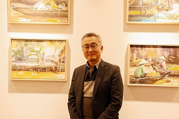 Korean Teacher Holds Painting Exhibition about Vietnam