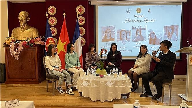 Vietnamese Female Scientists Meet in Paris to Share Experience