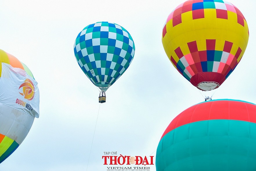 Photo: Air Balloons Colorize Hanoi's Sky