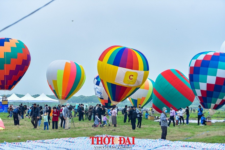 Photo: Air Balloons Colorize Hanoi's Sky