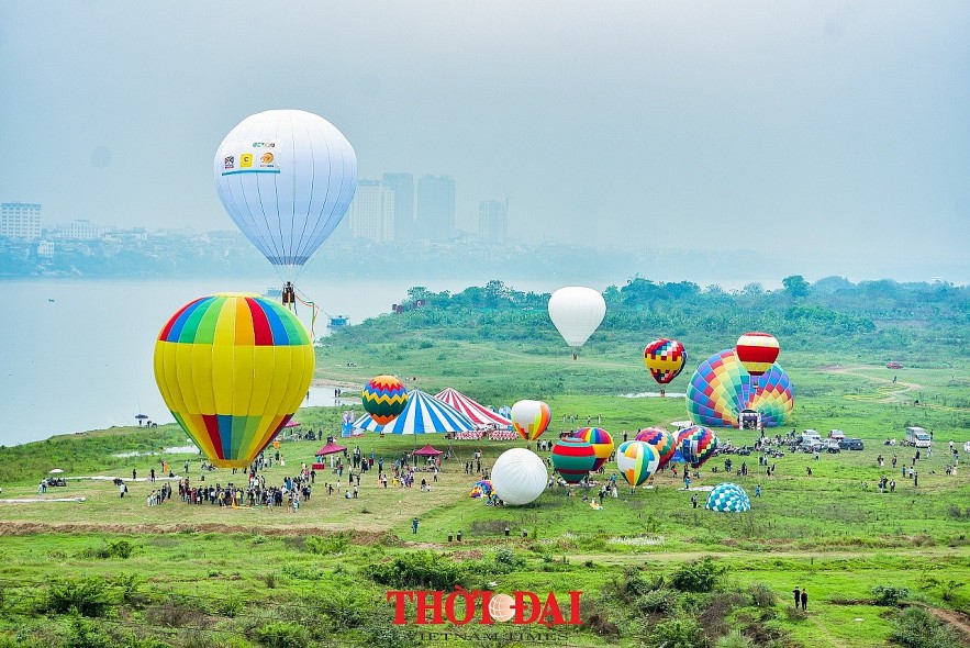 Photo: Air Balloons Colorize Hanoi's Sky