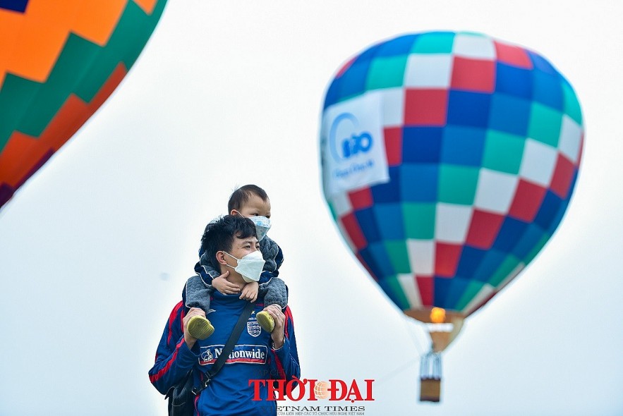 Photo: Air Balloons Colorize Hanoi's Sky