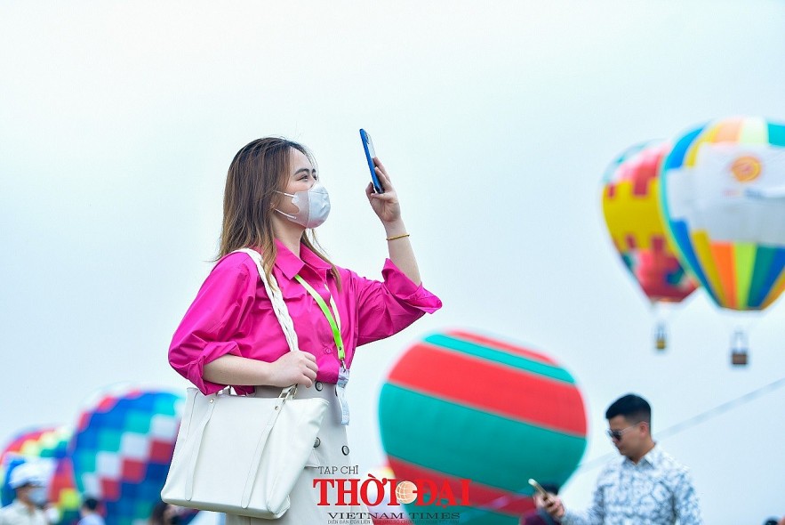 Photo: Air Balloons Colorize Hanoi's Sky