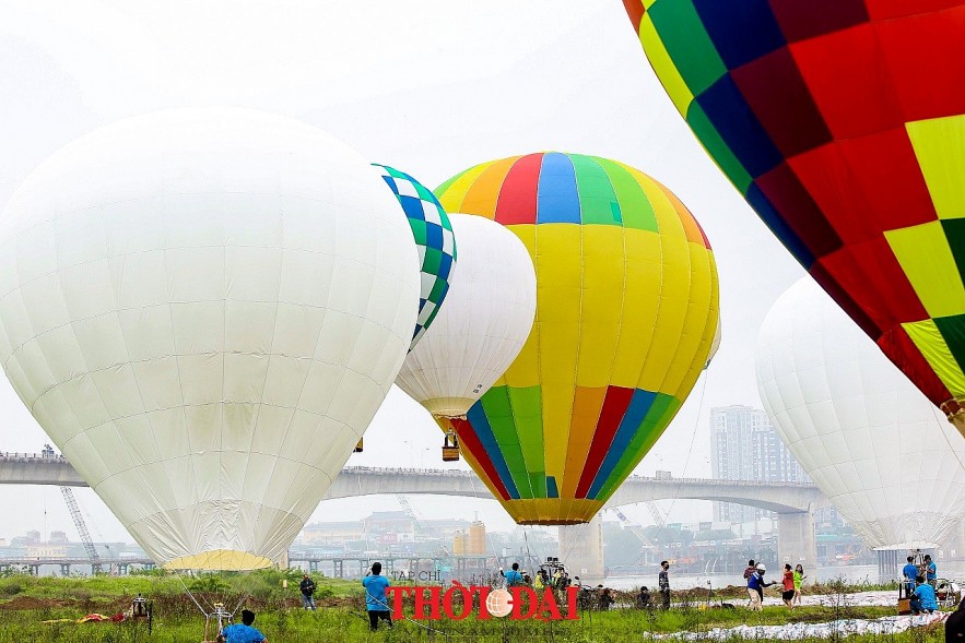 Photo: Air Balloons Colorize Hanoi's Sky