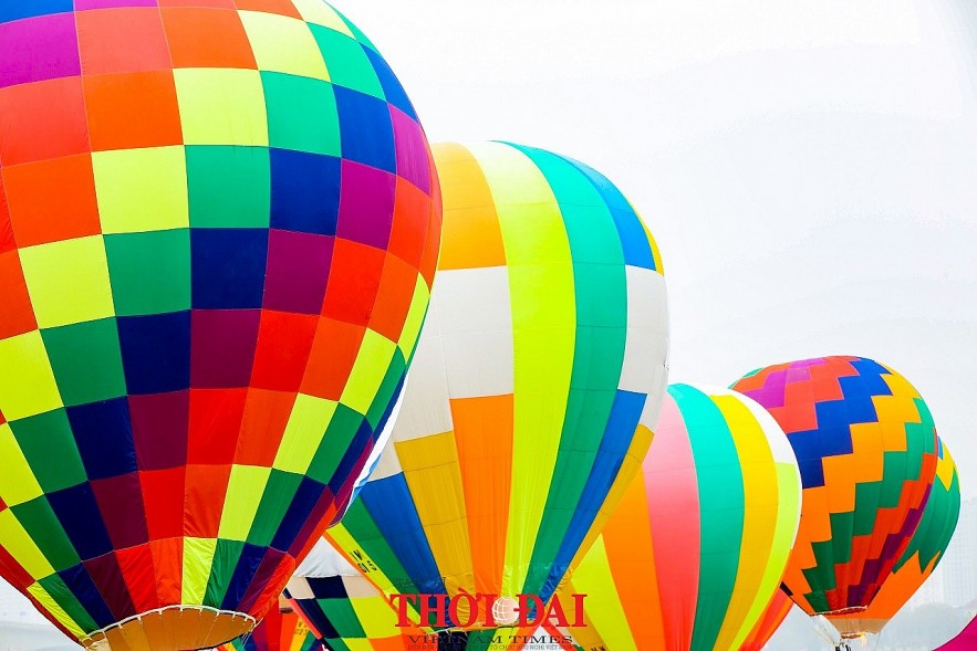 Photo: Air Balloons Colorize Hanoi's Sky