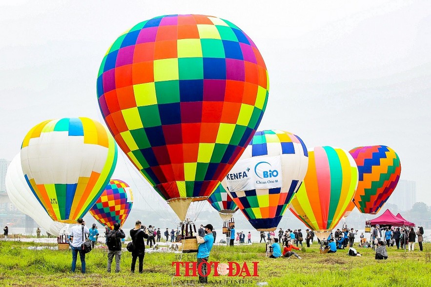 Photo: Air Balloons Colorize Hanoi's Sky