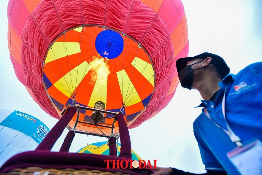 Photo: Air Balloons Colorize Hanoi's Sky