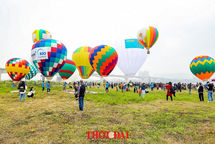 Photo: Air Balloons Colorize Hanoi's Sky