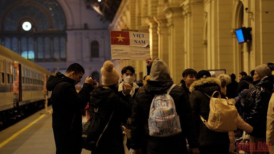 In Photos: Young Vietnamese Help Refugees on Ukraine Border