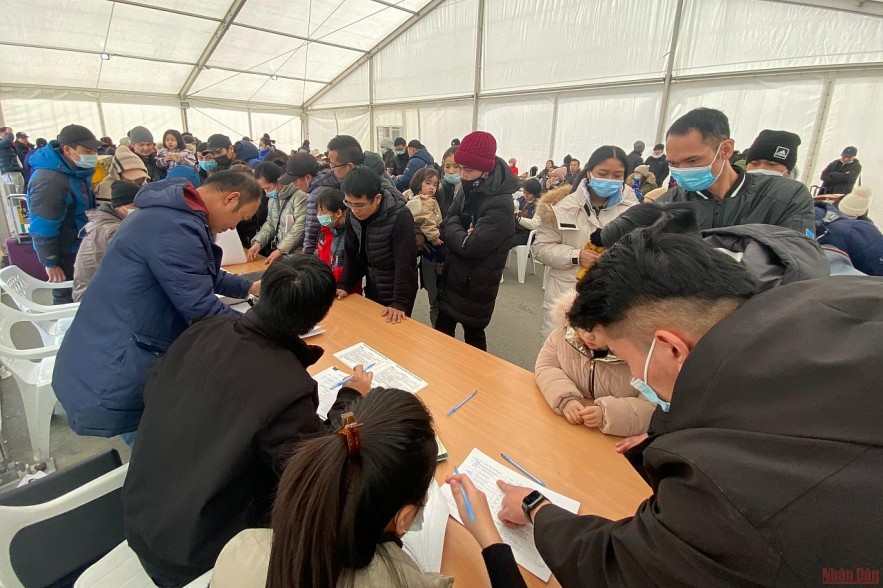 In Photos: Young Vietnamese Help Refugees on Ukraine Border