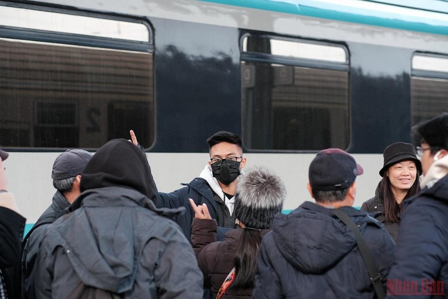 In Photos: Young Vietnamese Help Refugees on Ukraine Border