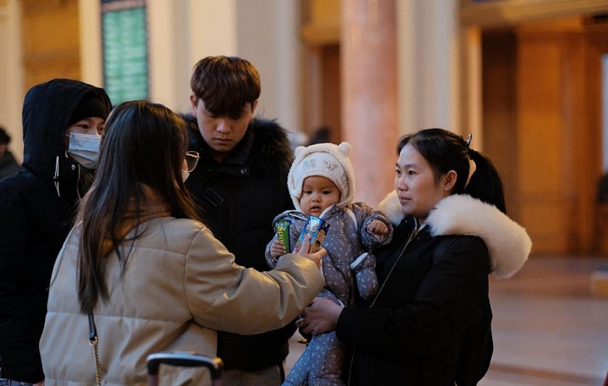 In Photos: Young Vietnamese Help Refugees on Ukraine Border