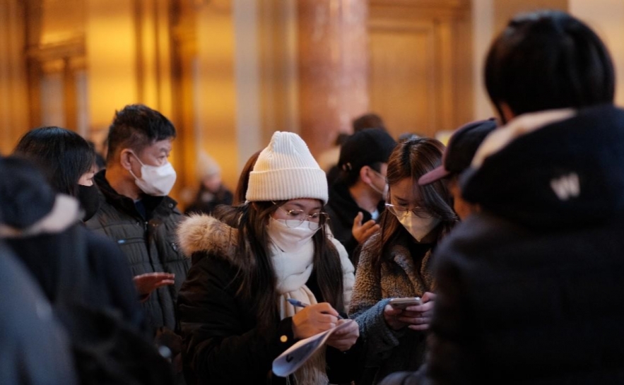 In Photos: Young Vietnamese Help Refugees on Ukraine Border