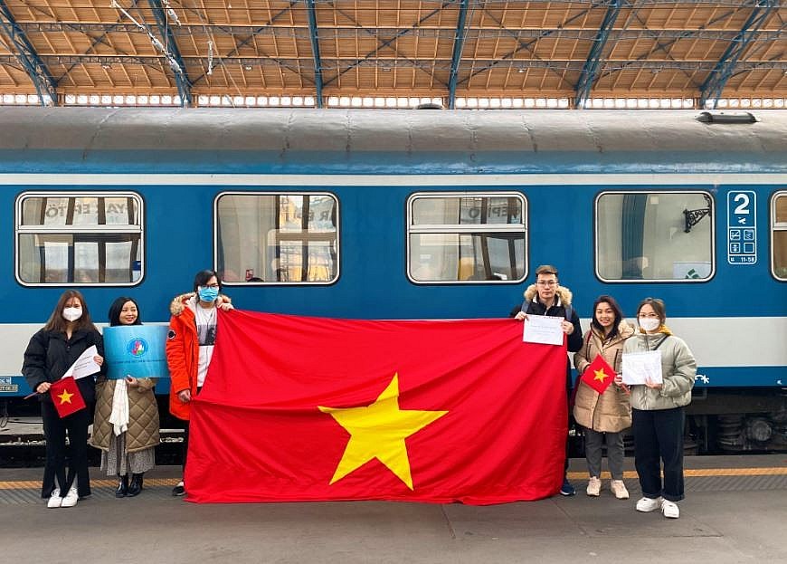 In Photos: Young Vietnamese Help Refugees on Ukraine Border