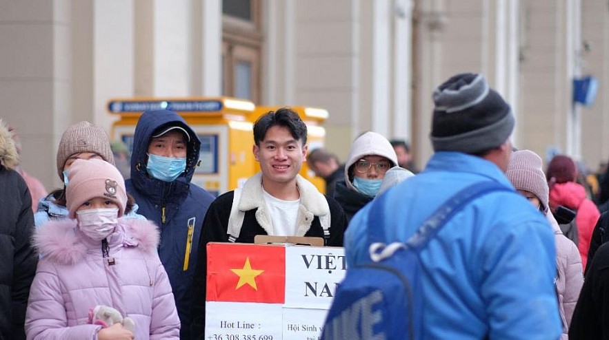 In Photos: Young Vietnamese Help Refugees on Ukraine Border