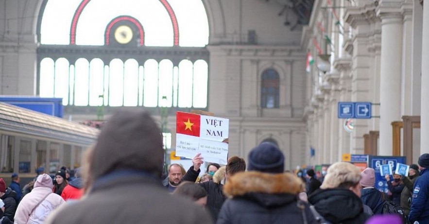 In Photos: Young Vietnamese Help Refugees on Ukraine Border