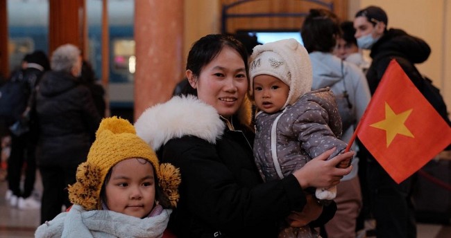 In Photos: Young Vietnamese Help Refugees on Ukraine Border