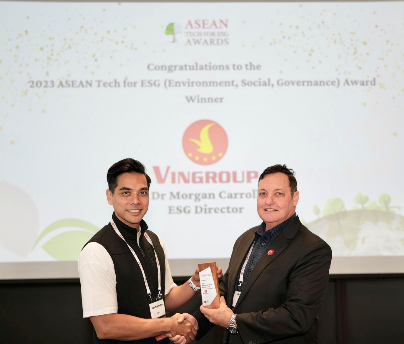 Dr. Morgan Carroll (right) representing Vingroup receives the ASEAN Tech for ESG Award 2023 at the award ceremony in Singapore.