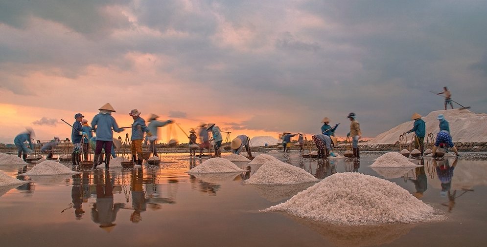 stunning hon khoi salt field in vietnams most beautiful beach