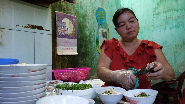 pho restaurant that sells 500 bowls a day prices unchanged for 16 years