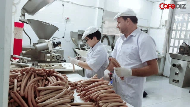 German CEO left hundred thousand dollars job to startup with sausage in Vietnam