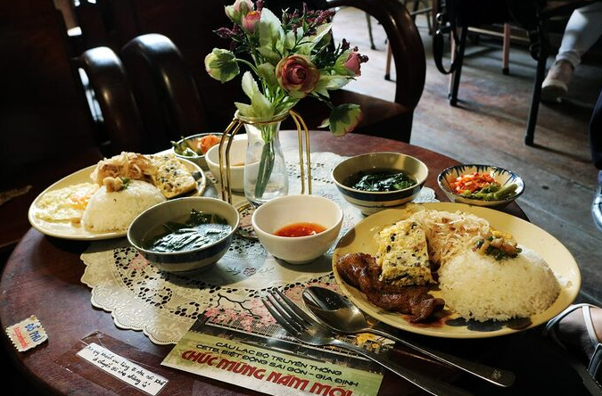 Two unique yet mouthwatering dishes in Saigon Special Force cafe