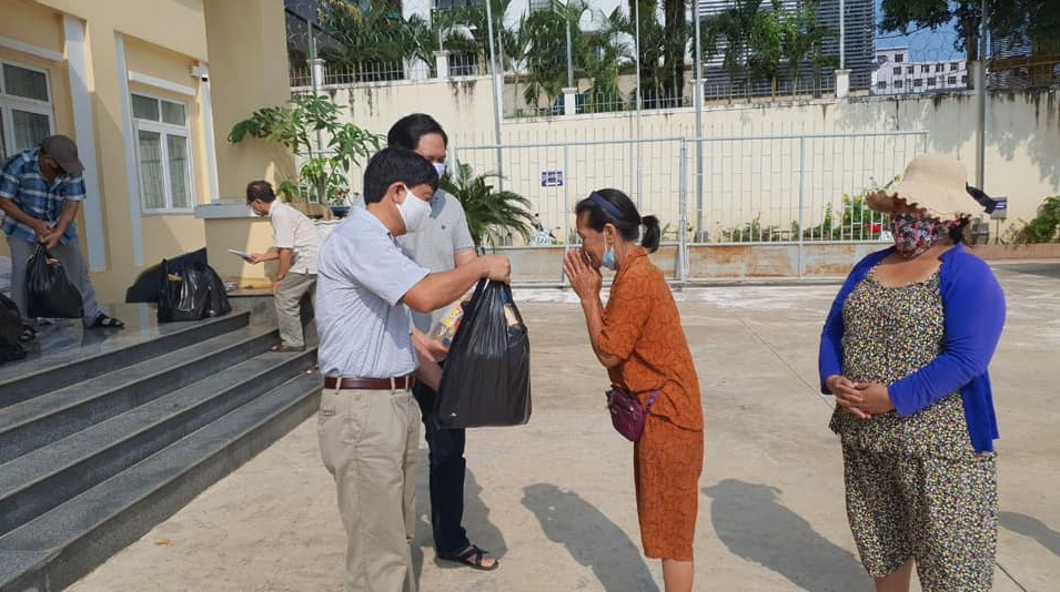 Vietnam Consulate General in Cambodia sent gifts to support Preah Sihanouk against pandemic