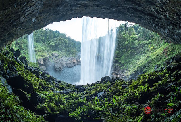 Lost in heaven scene in the waterfall of Hang En