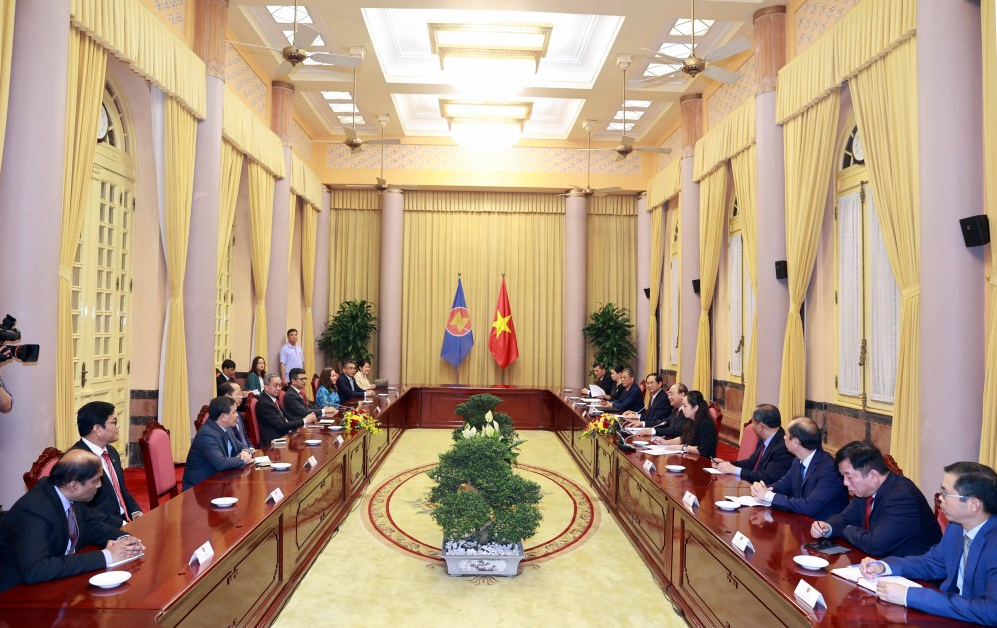 state leader nguyen xuan phuc welcomes asean diplomats