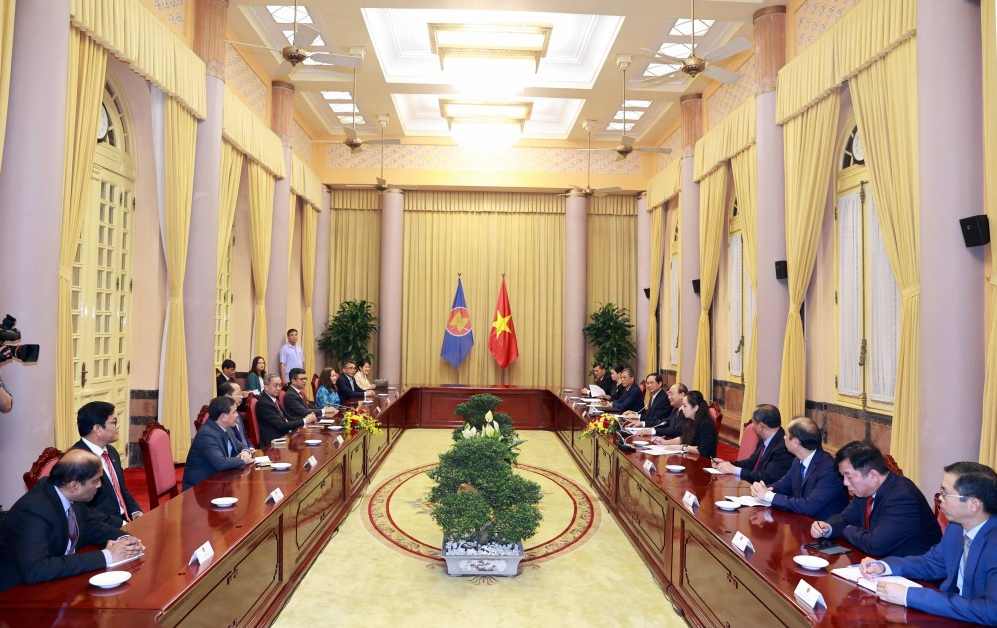 State leader Nguyen Xuan Phuc welcomes ASEAN diplomats